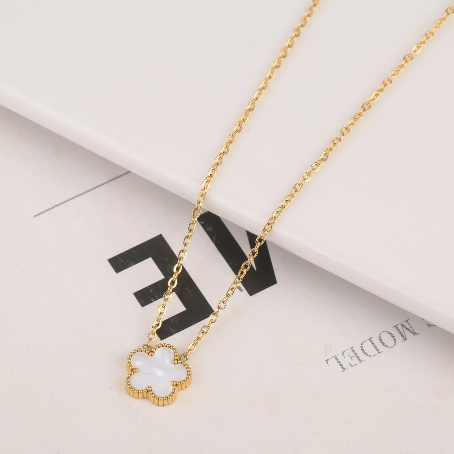 FOUR-LEAF CLOVER | WHITE NECKLACE